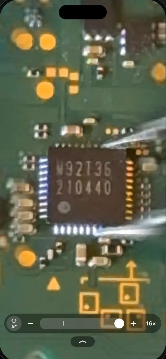 BenchScope showing an M92T36 charge controller at 16×, with the zoom rail at the bottom of the screen.
